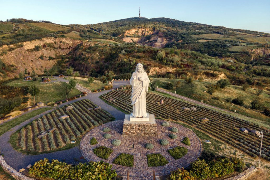 tokaj kornyeki panoramatura krisztus szobor tarcal